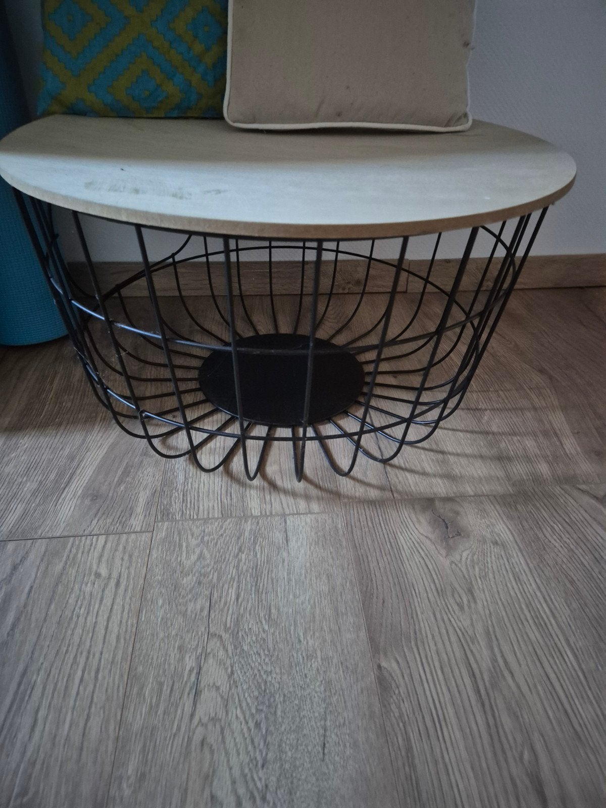 Moderne bijzettafel met metalen mand en houten blad, Ophalen, Minder dan 55 cm, Gebruikt, Modern, Industrieel
