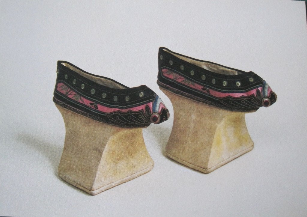 Schoenen van een paleisdame - paleis museum Peking, Ophalen of Verzenden, 1980 tot heden, Ongelopen, Overige thema's