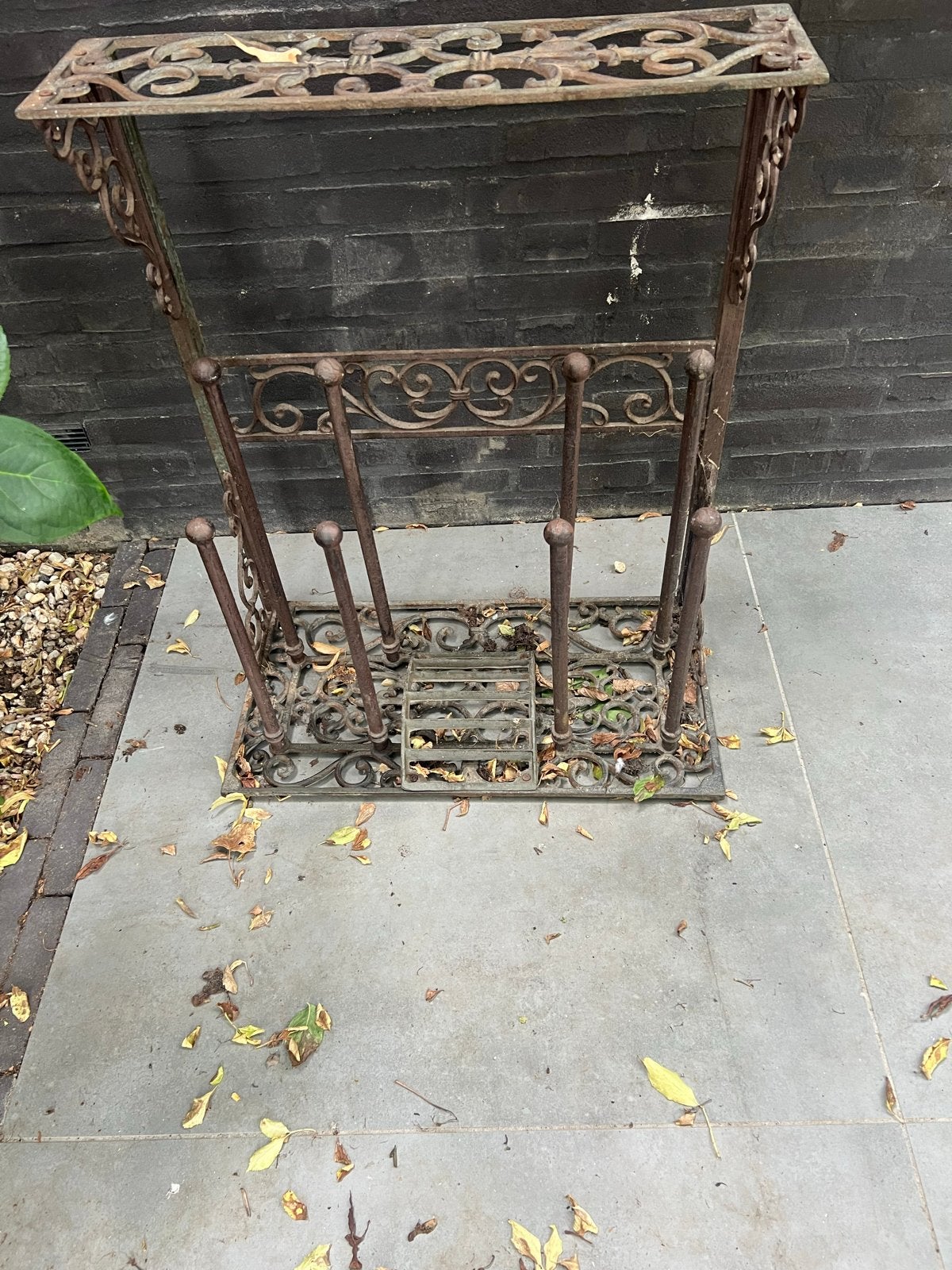 Antieke gietijzeren schoenenrek ,krantenbak,tafel,matten, Ophalen