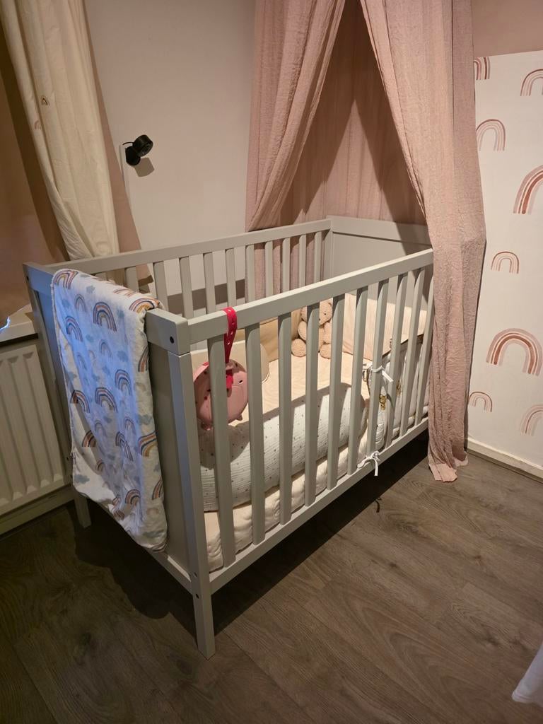 Babybed + commode, Kinderen en Baby's, Kinderkamer | Complete kinderkamers, Ophalen, Gebruikt, Jongetje of Meisje