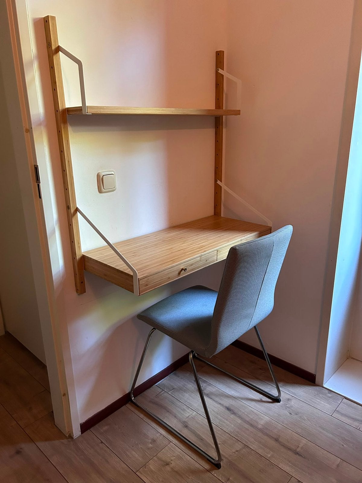 Ikea Svalnas bureau, Huis en Inrichting, Kasten | Wandmeubels, Ophalen, Zo goed als nieuw, Minder dan 150 cm, Minder dan 100 cm