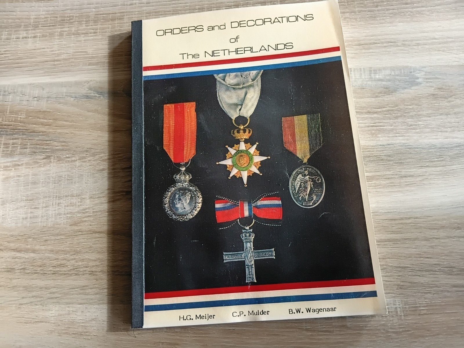 Orders and Decorations of the Netherlands, Verzamelen, Ophalen, Nederland, Boek of Tijdschrift