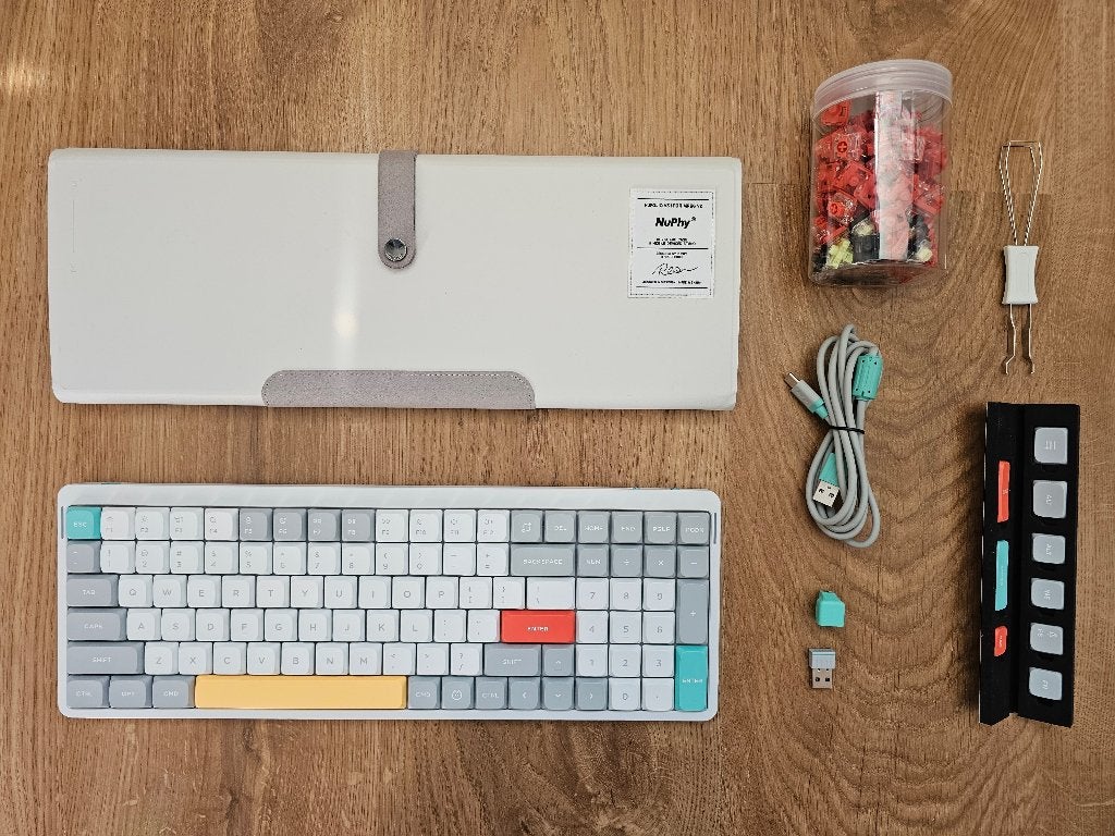 NuPhy Air96 V2 met NuFolio V3 hoes en extra switches, NuPhy, Ergonomisch, Ophalen of Verzenden, Zo goed als nieuw