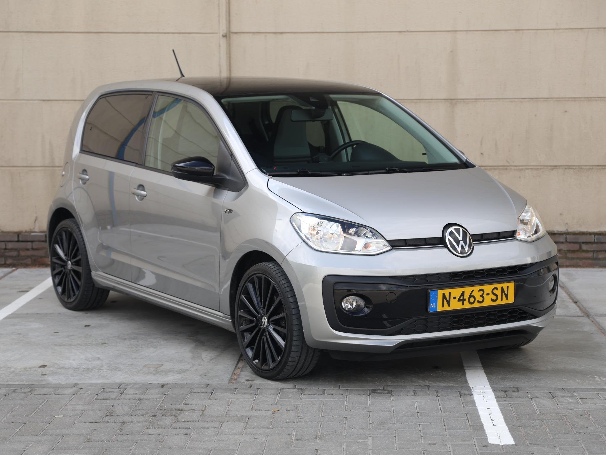 Volkswagen Up! 1.0 R-Line 65 pk | Cruise control | Camera |, Stof, Gebruikt, 4 stoelen, Origineel Nederlands