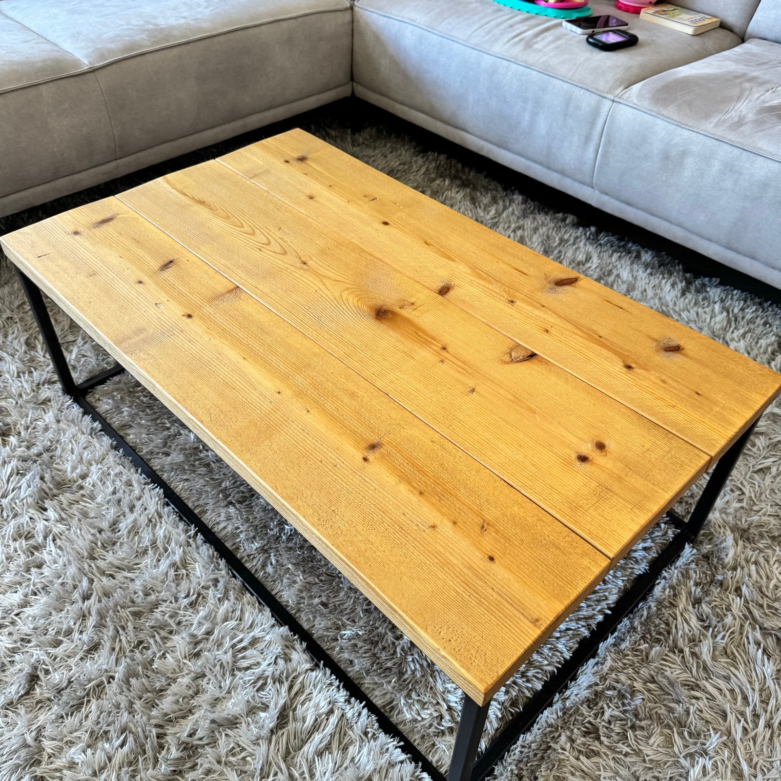 Rechthoekige salontafel met zwart metalen onderstel, Ophalen, 100 tot 150 cm, 50 tot 100 cm, Zo goed als nieuw