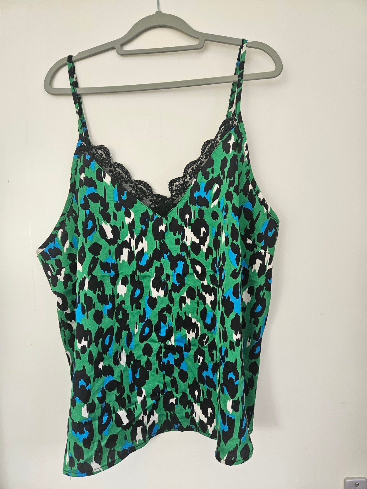 Groene top met luipaardprint en kanten details, Kleding | Dames, Tops, Maat 46/48 (XL) of groter, Ophalen of Verzenden, Zonder mouw