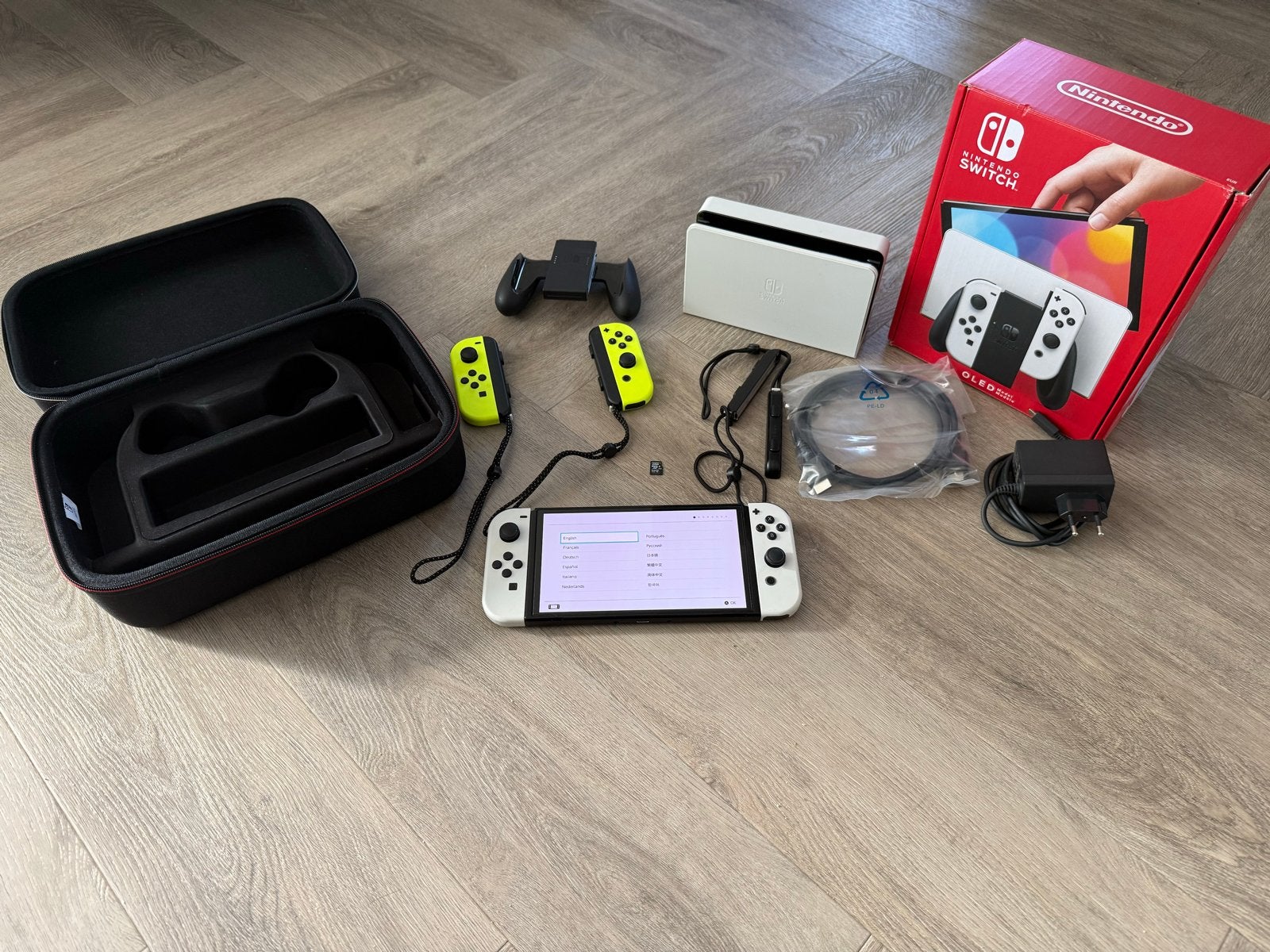 Nintendo Switch OLED + accessoires, Switch OLED, Met 2 controllers, Ophalen of Verzenden, Zo goed als nieuw