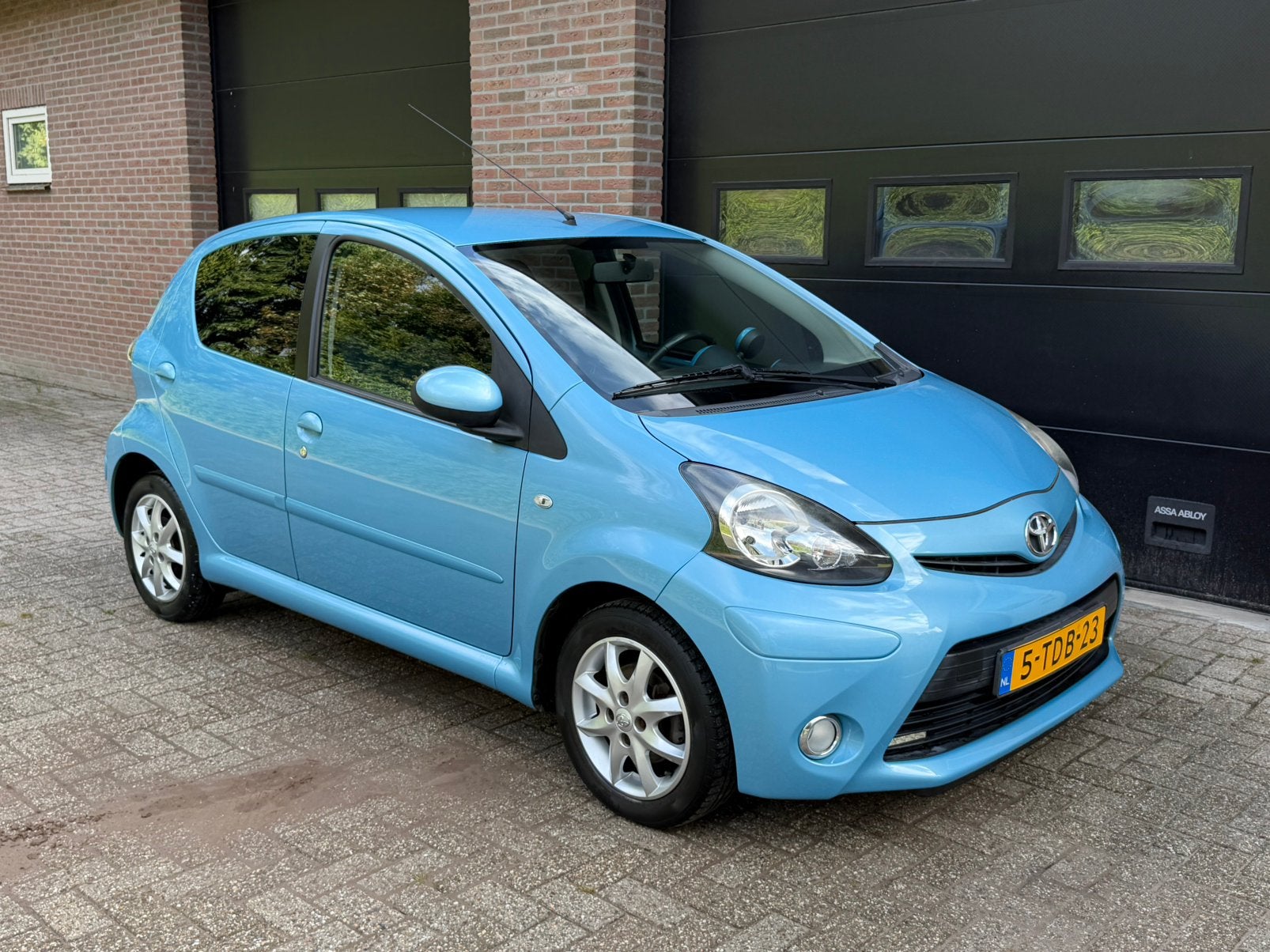 Toyota Aygo 1.0 12V Vvt-i 5DRS 2014 Blauw, Voorwielaandrijving, Stof, Zwart, Origineel Nederlands