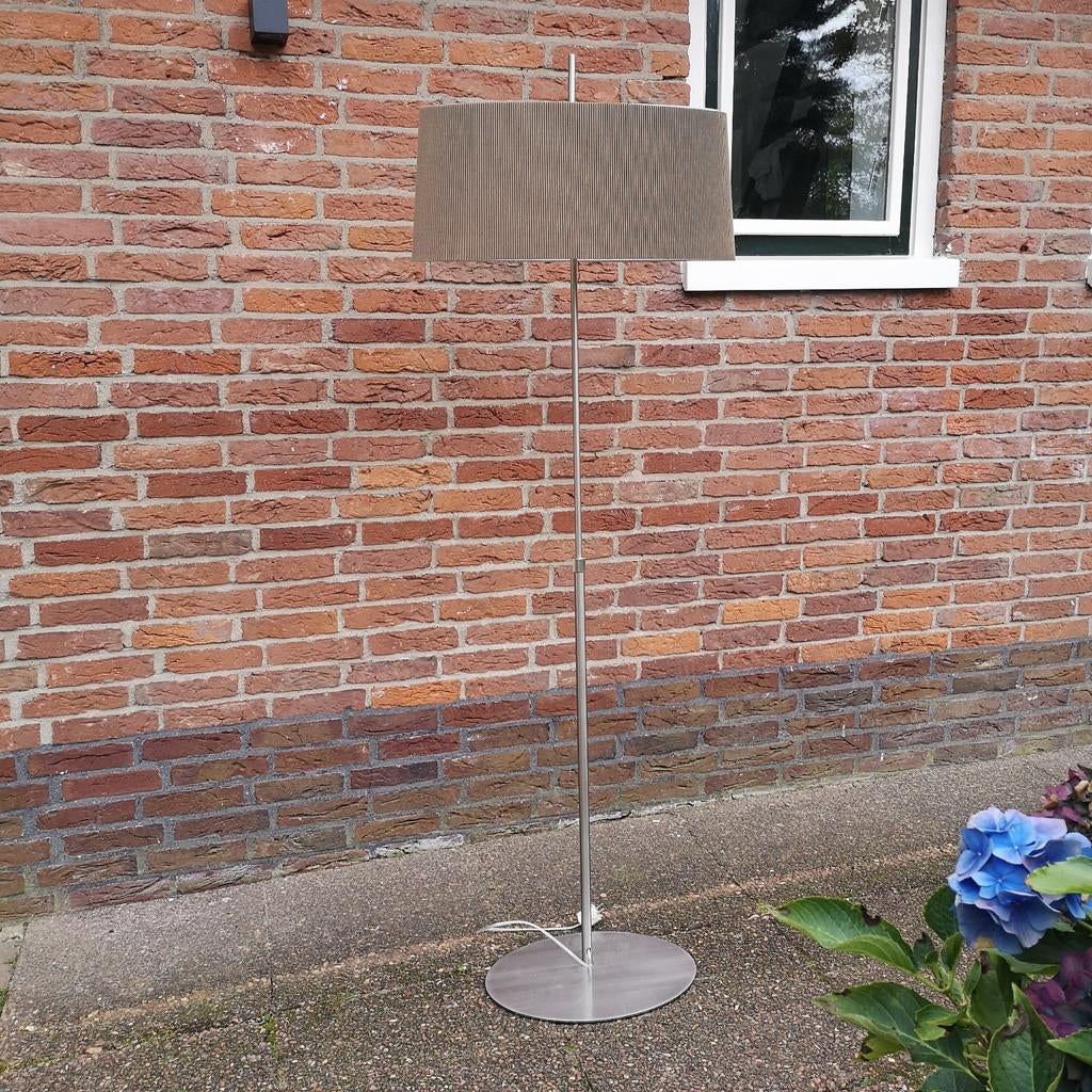 Moderne vloerlamp met bruine kap, Gebruikt, 100 tot 150 cm, Ophalen of Verzenden, Stof