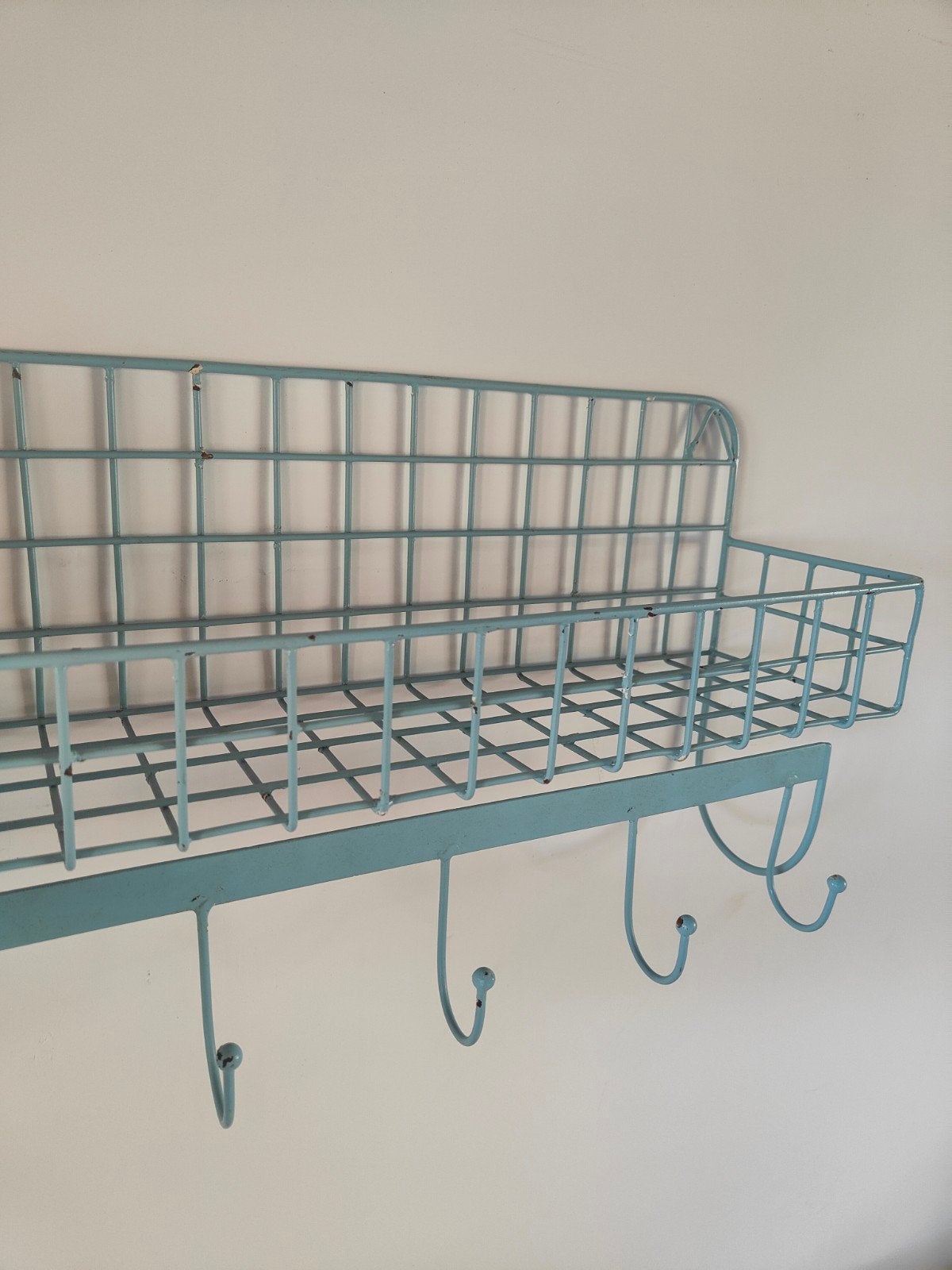 Vintage lichtblauwe wandkapstok met hoedenrek, Wandkapstok, Gebruikt, Ophalen of Verzenden, Minder dan 100 cm