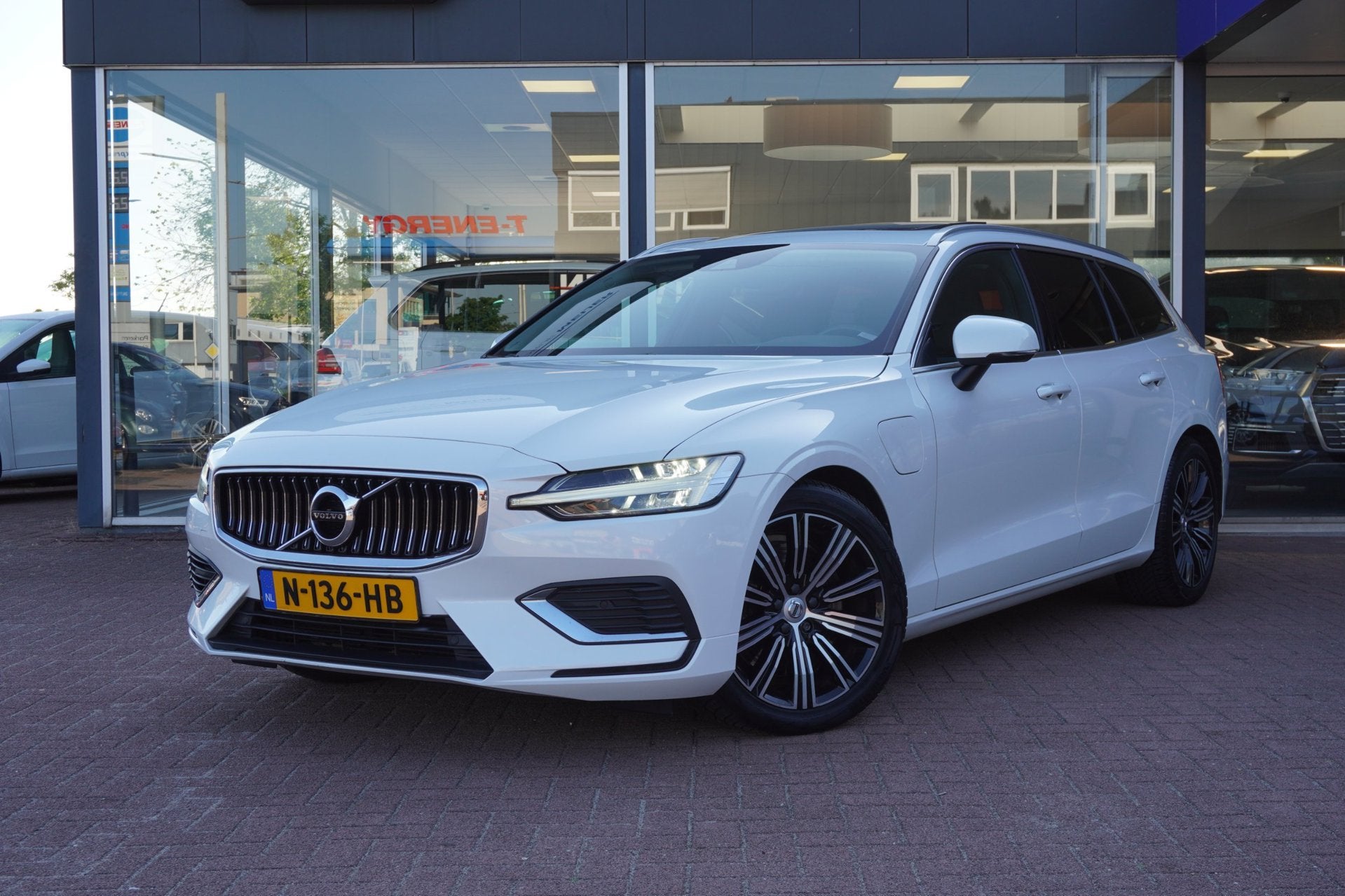 Volvo V60 2.0 T6 Recharge AWD Inscription Automaat | Panodak, Auto's, Volvo, Gebruikt, 4 cilinders, Wit, 420 min