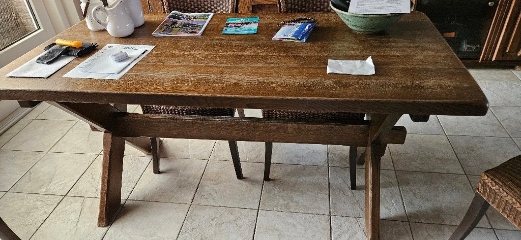 Tafel en stoelen