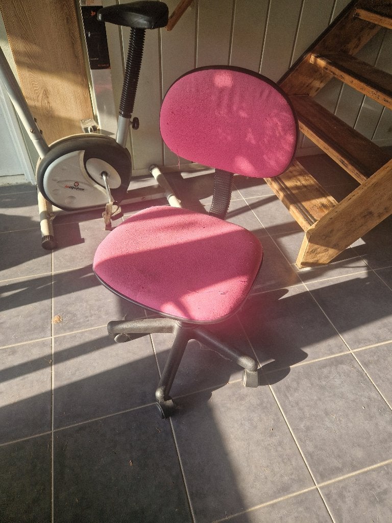 Roze bureaustoeltje gratis, Huis en Inrichting, Bureaustoelen, Gebruikt, Bureaustoel, Roze, Ophalen