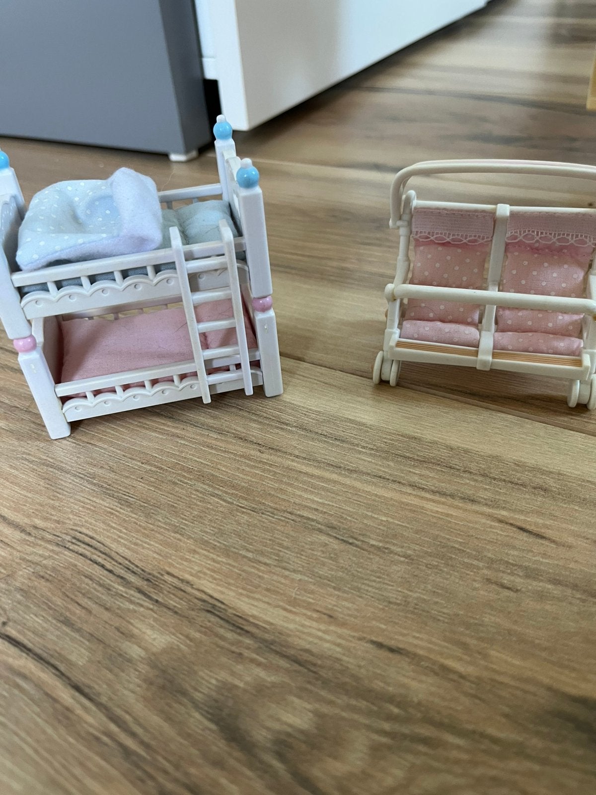 Sylvanian Families bed& kinderwagen, Ophalen of Verzenden, Gebruikt, Poppenhuis