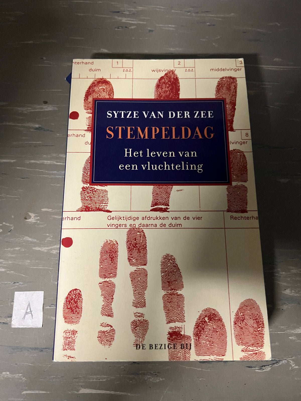 Stempeldag: Het leven van een vluchteling - Sytze van der Ze, Ophalen of Verzenden, Zo goed als nieuw, Overige