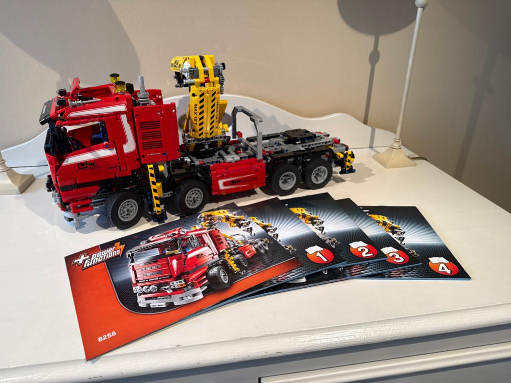 Lego Technic Vrachtwagen met Kraan 8258, Lego, Ophalen of Verzenden, Zo goed als nieuw, Complete set