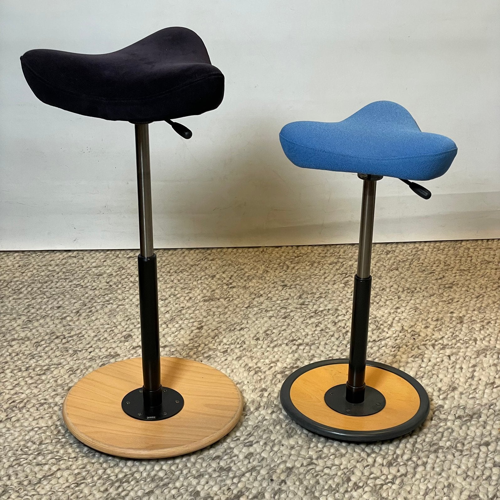 Stokke Varrier Move kruk laag model licht blauw, Huis en Inrichting, Bureaustoelen, Ophalen, Zo goed als nieuw, Blauw, Bureaukruk