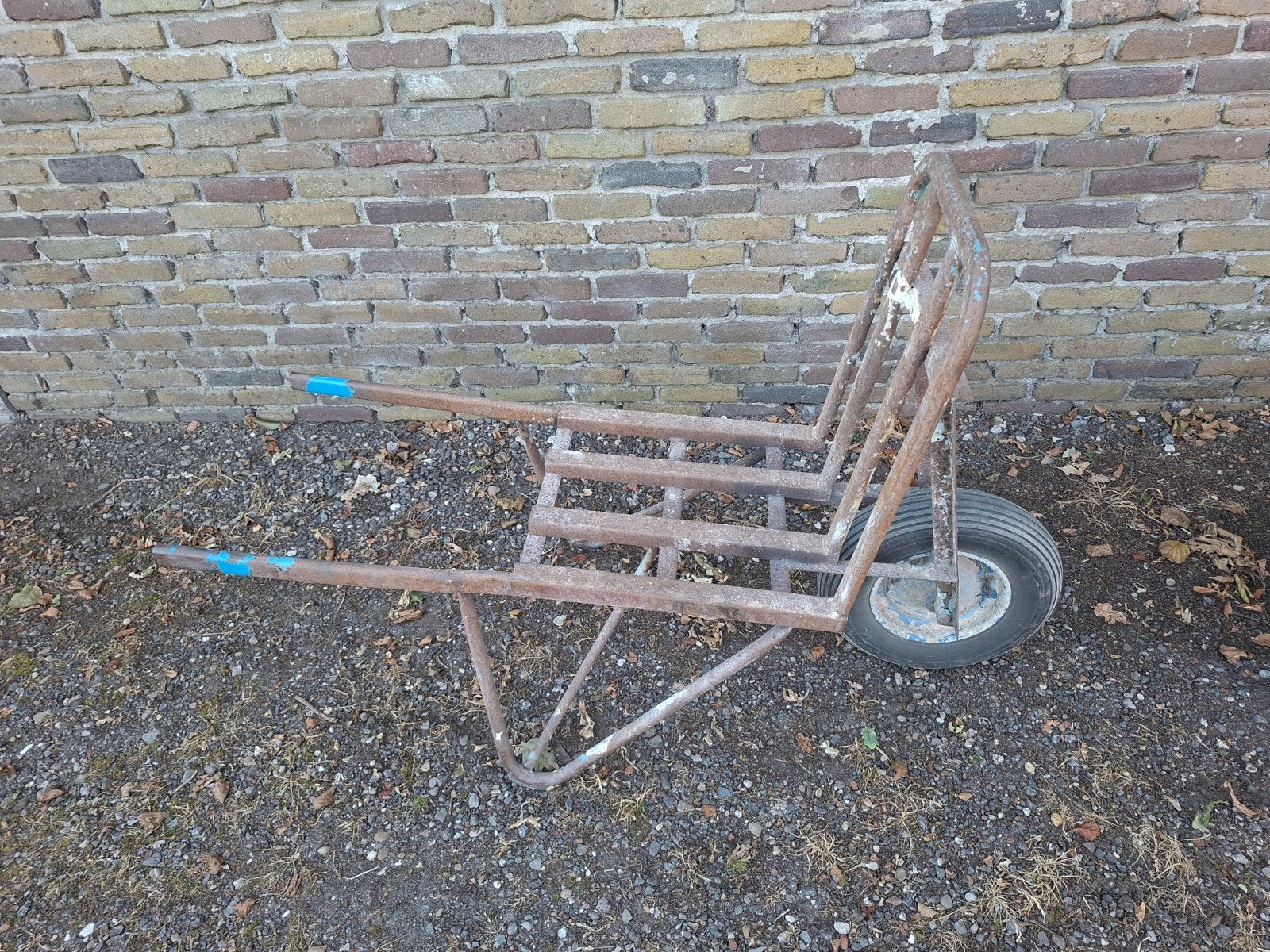 stenen kruiwagen, Ophalen