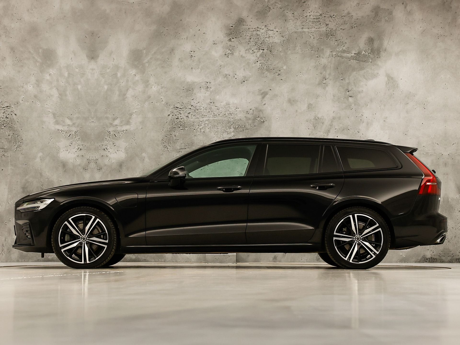 Volvo V60 2.0 T6 Twin Engine AWD R-Design 340Pk Automaat (PA, Automaat, 12 maanden, Gebruikt, 4 cilinders