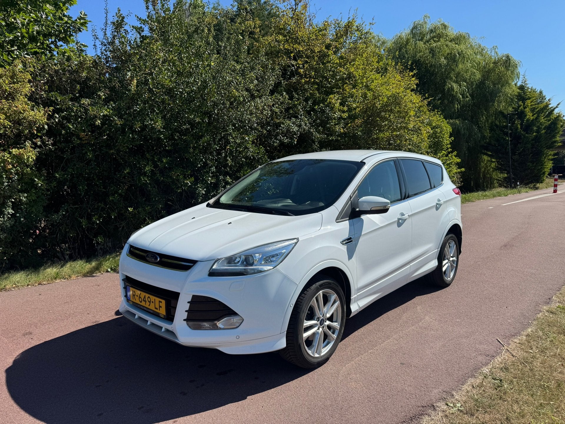 Ford Kuga 1.5 Titanium ST-Line|Dis=V.V|Luxe uitv.|Trekh.|, Auto's, Euro 6, 4 cilinders, Leder en Stof, Wit