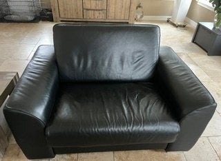 Mooi zwarte lederen loveseat van Henders & Hazel, Huis en Inrichting, Banken | Sofa's en Chaises Longues, Ophalen, Tweepersoons