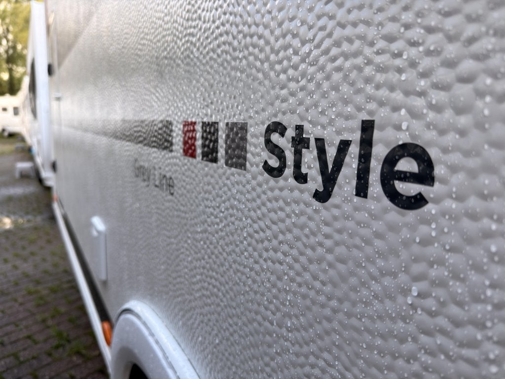 LMC Style 490 K Grey Line, 2027 model, stapelbedden!!, Caravans en Kamperen, Serviceluik, Rondzit, Bedrijf, 5 tot 6 meter