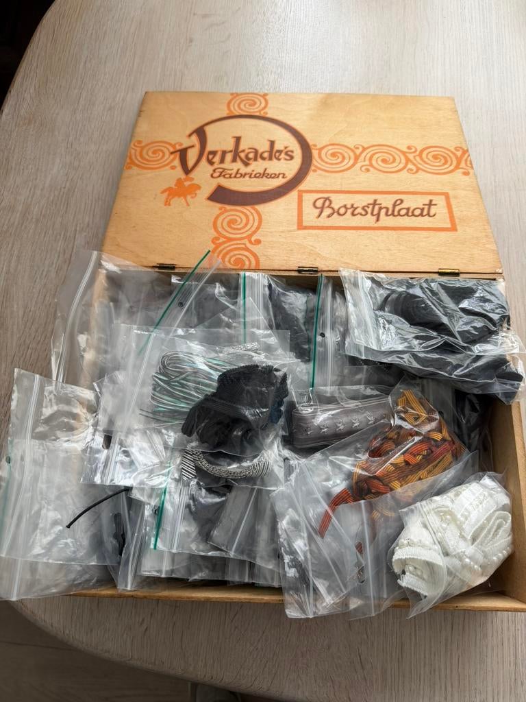 Oude houten Verkade doos met 48 zakjes met kantjes lintjes, Hobby en Vrije tijd, Ophalen of Verzenden, Zo goed als nieuw