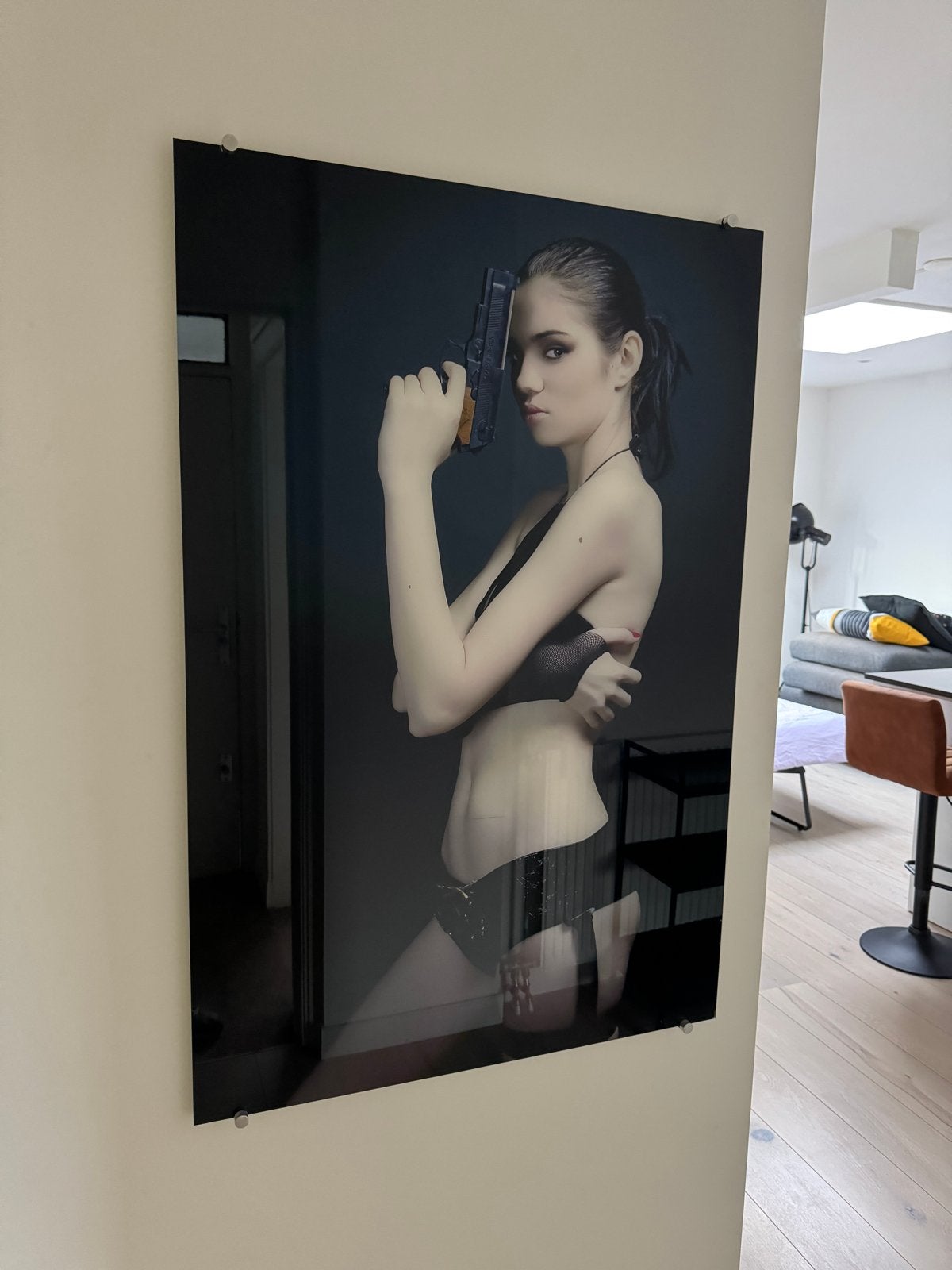 Groot formaat foto op plexiglas - Vrouw met pistool, Ophalen, Zo goed als nieuw, 100 tot 125 cm, Foto of Poster