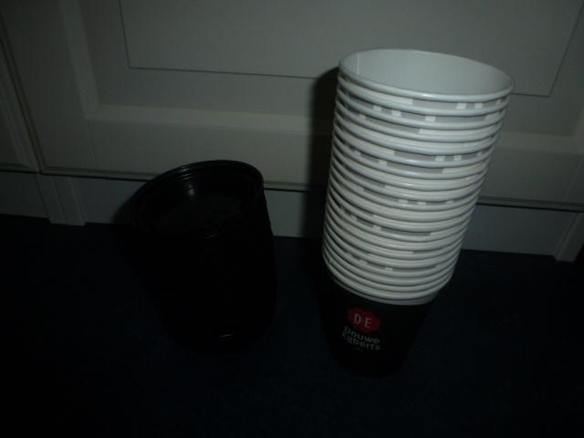NIEUW 20 normale kartonnen koffiebekers met deksel, Ophalen of Verzenden, Nieuw