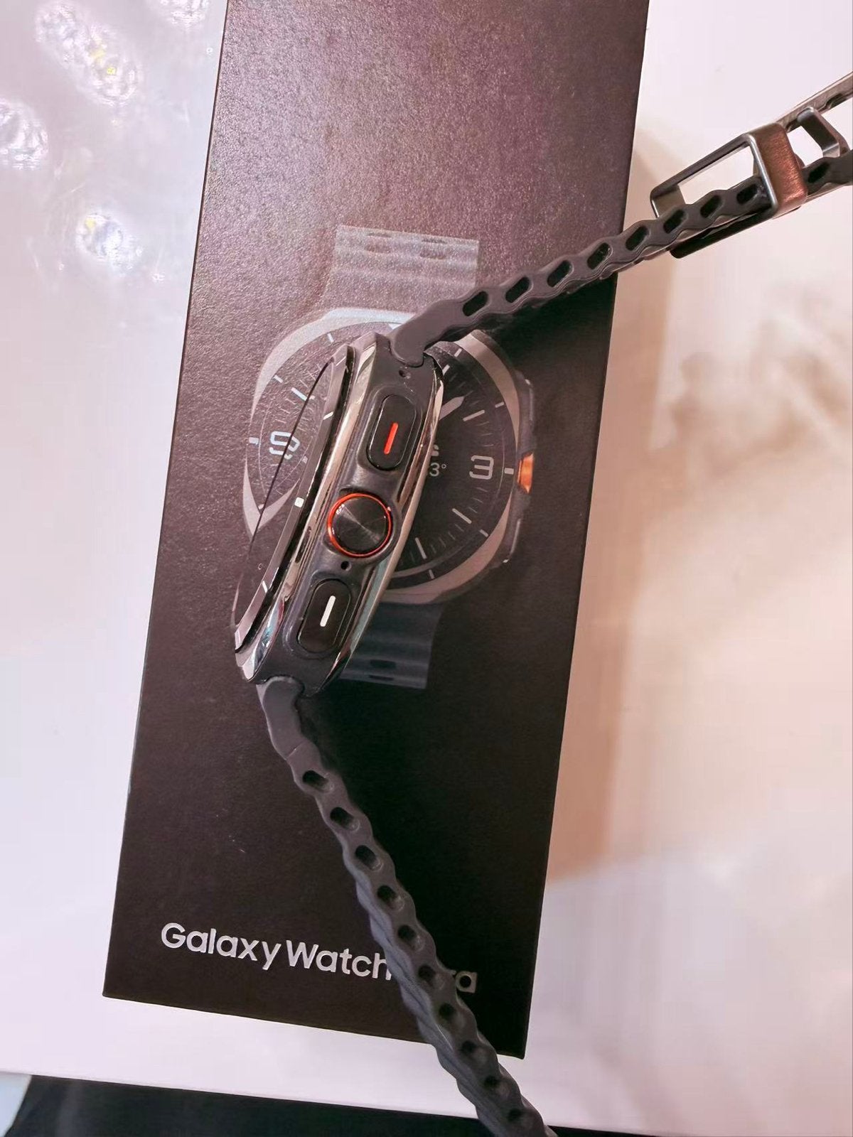 Foto 3 van Samsung Galaxy Watch Ultra met extra bandjes en accessoires