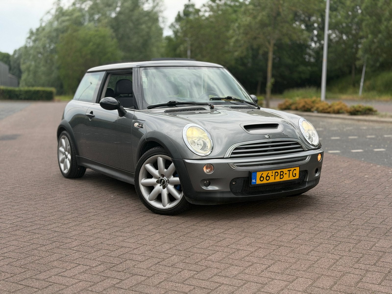 Mini 1.6 Cooper S - PANO, AIRCO en NIEUWE APK!, Auto's, Mini, Voorwielaandrijving, Zwart, 4 cilinders, 4 stoelen