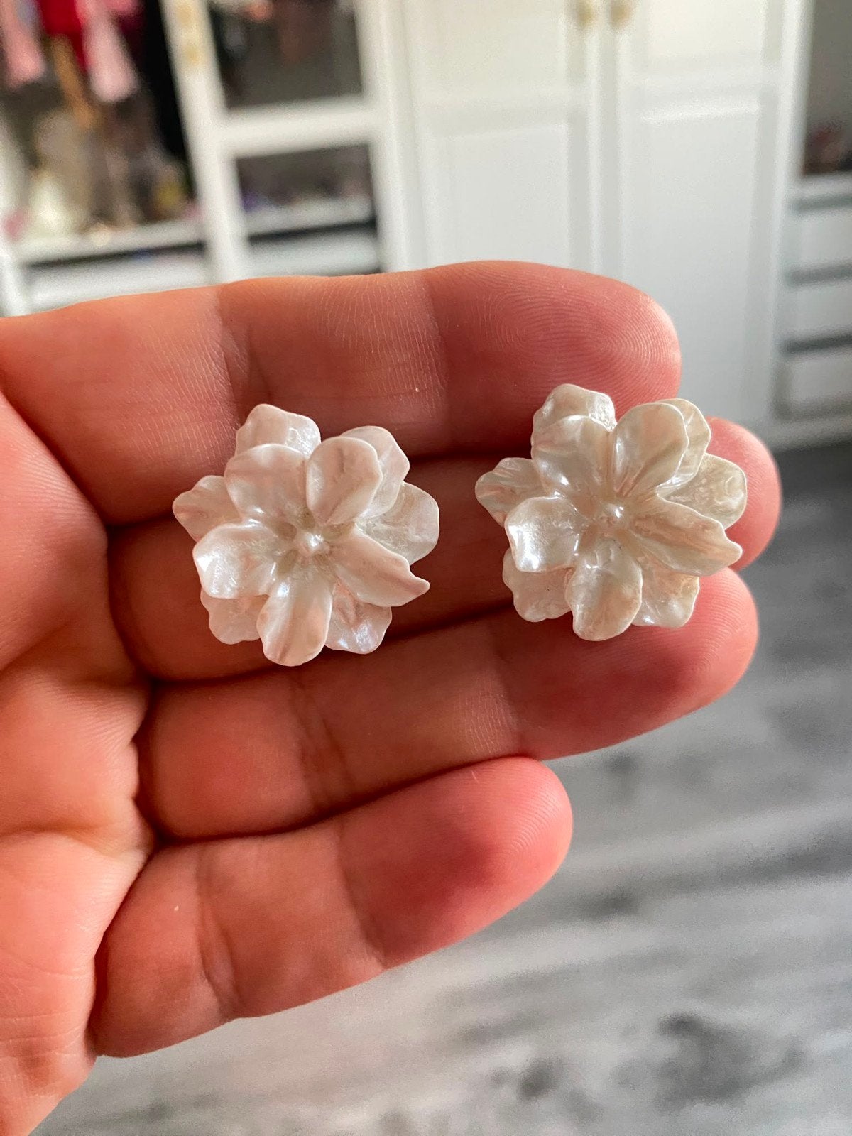 Witte bloem oorbellen - Knopjes, Overige materialen, Verzenden, Wit, Nieuw