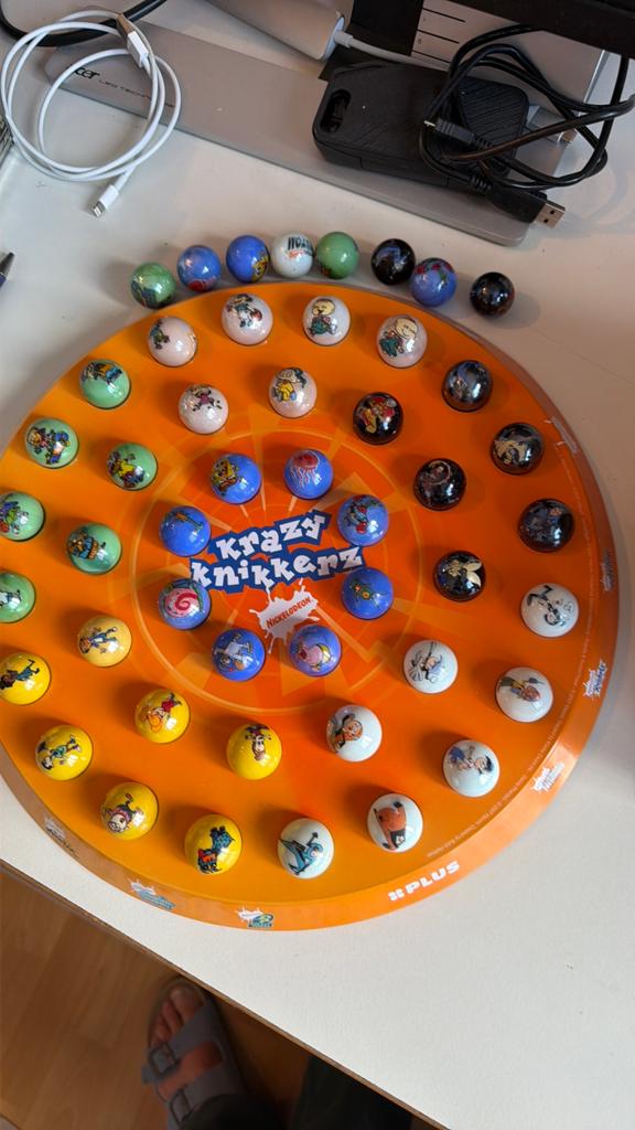 Knikkerbord Nickelodeon compleet met reserve knikkers., Ophalen, Jongen of Meisje