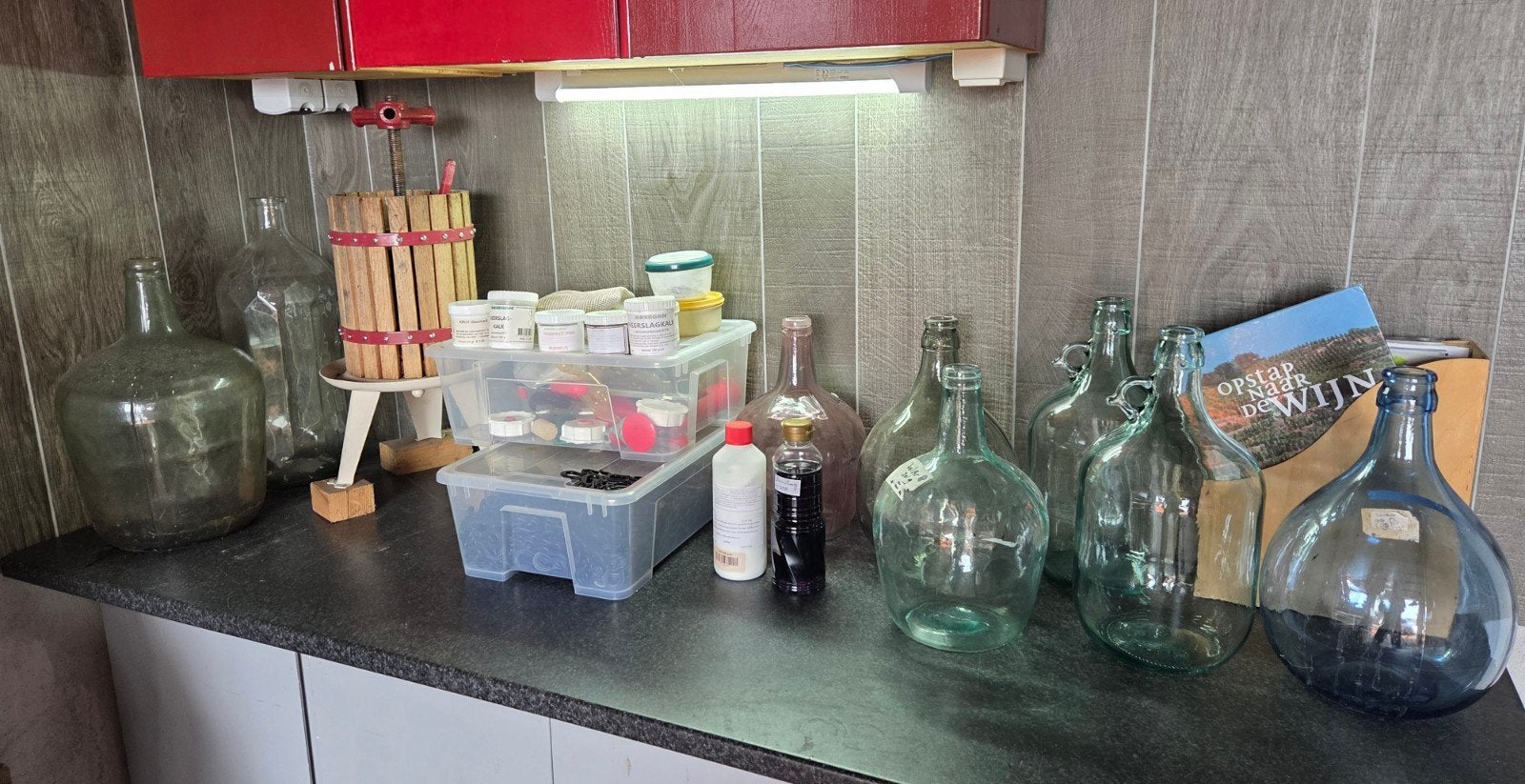 Wijnmaakset: Flessen, pers en benodigdheden, Ophalen, Gebruikt