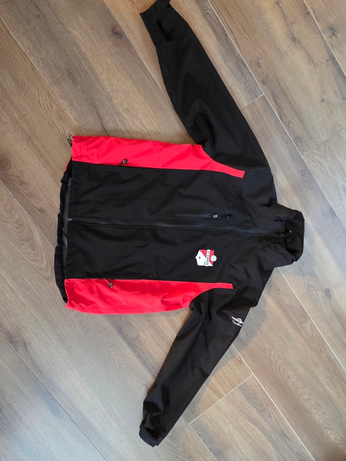 Hydrowear FC Emmen adult regenjas - Maat L, Maat 52/54 (L), Zwart, Nieuw, Ophalen of Verzenden