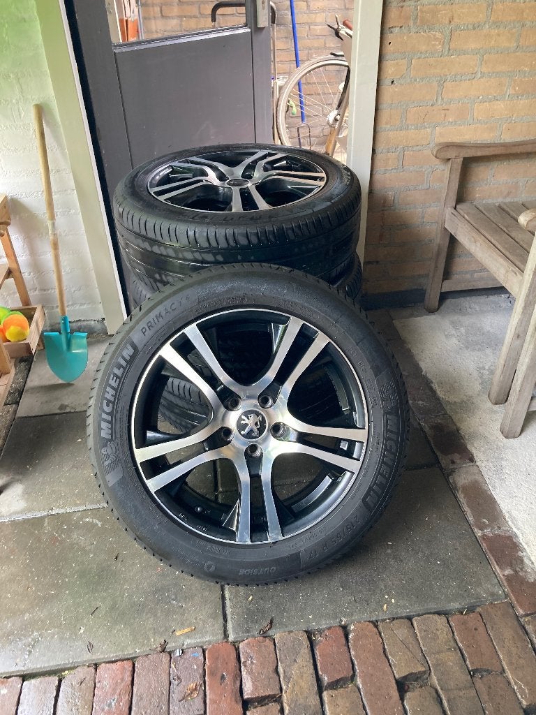 Ford/Volvo/Peugeot 2 sets 215 55R17 zeer mooi, Auto-onderdelen, Banden en Velgen, Ophalen, Banden en Velgen, 17 inch, Personenwagen