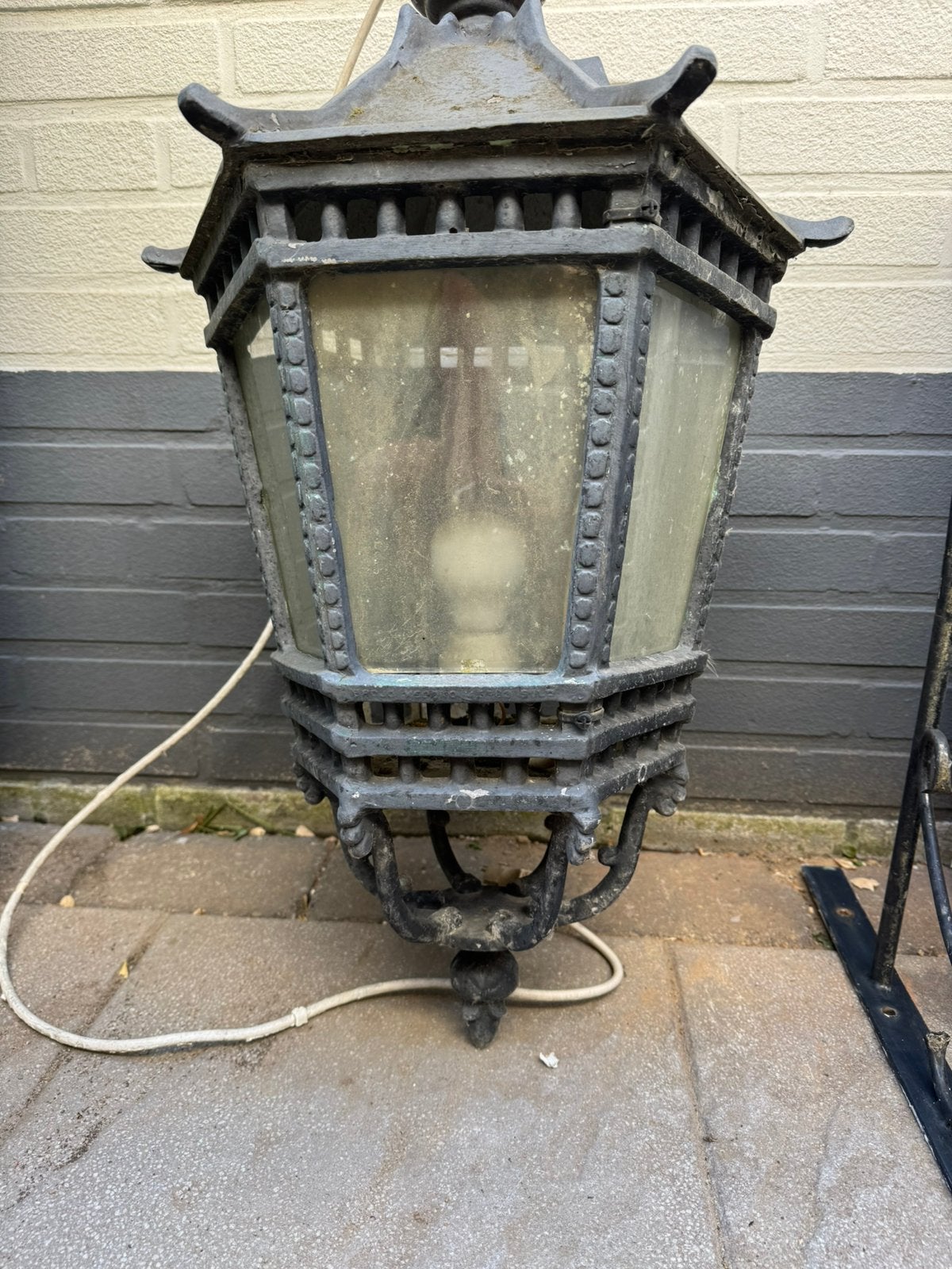 Antieke buiten hanglamp van gietijzer met ophangbeugel, Tuin en Terras, Buitenverlichting, Ophalen, Gebruikt, Wandlamp, Netvoeding