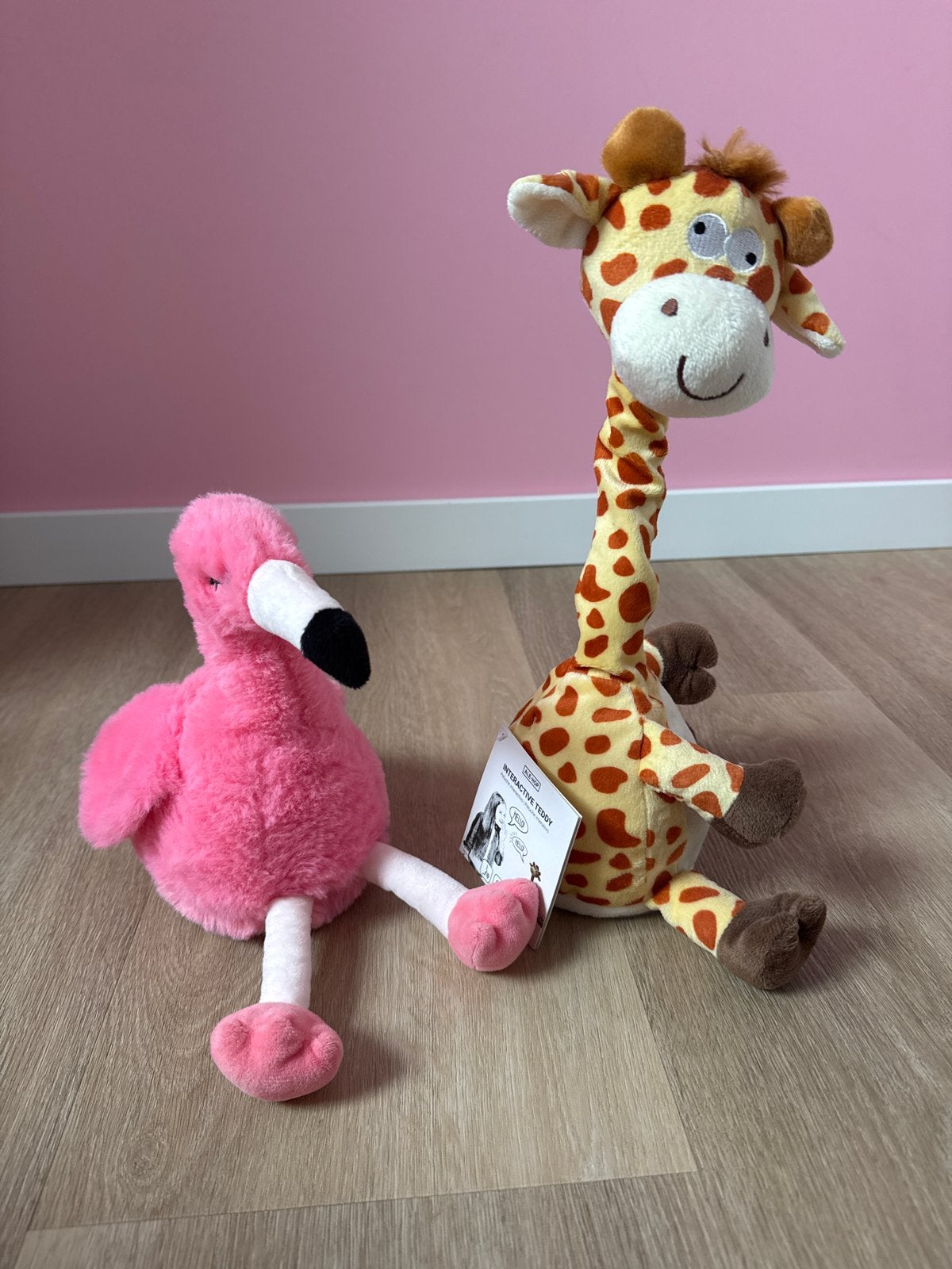 Leuke interactieve knuffels: roze flamingo en gele giraf, Giraf, Ophalen of Verzenden, Zo goed als nieuw, Middelgroot (20 tot 80 cm)