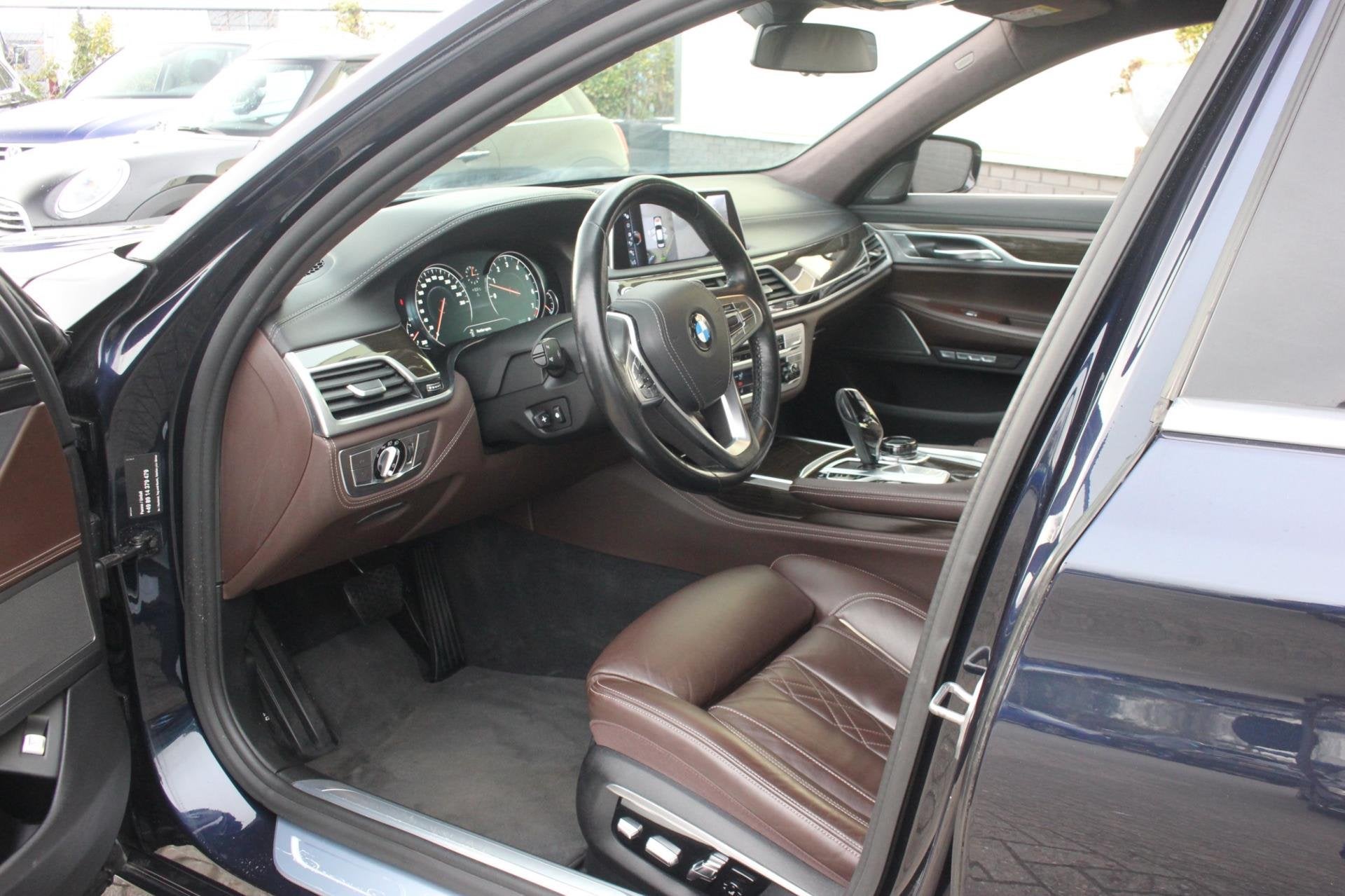 BMW 7-serie 740i High Executive | Carplay | Surround view |, Auto's, Automaat, Dealer onderhouden, Gebruikt, Euro 6