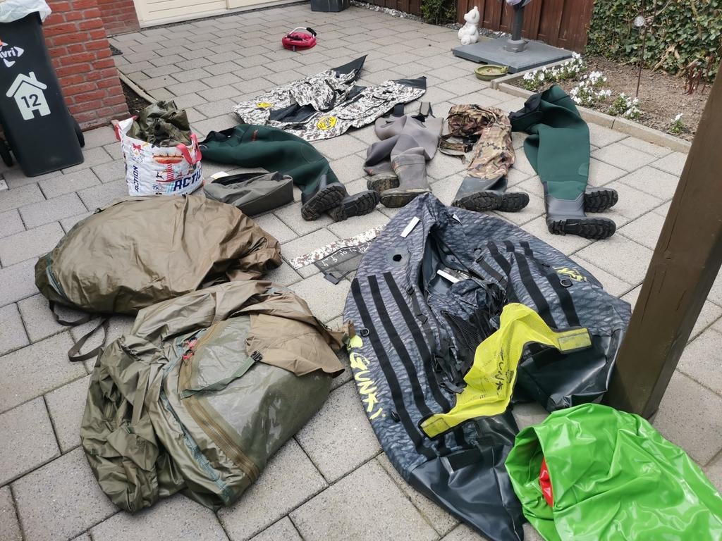 Verschillende waadpakken, tenten zonder stokken en een boot., Ophalen of Verzenden