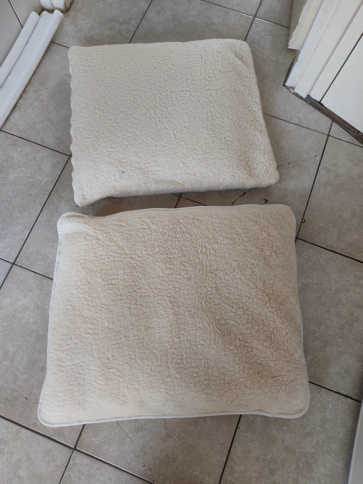 Twee wollen crèmekleurige kussens, Ophalen, Gebruikt, Beige, Vierkant