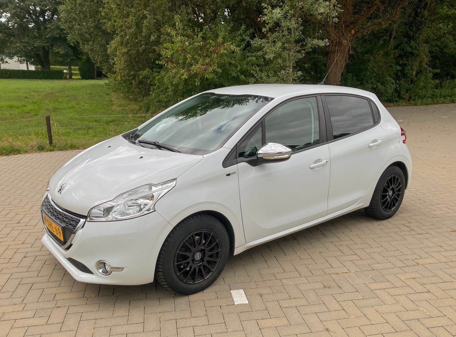 Luxe Peugeot 208 1.2 met extra set alu-velgen/winterbanden, Voorwielaandrijving, 31 €/maand, 1199 cc, Wit