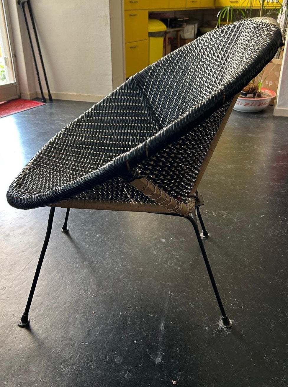Aparte gevlochten zwart/witte kuipstoel, Huis en Inrichting, Stoelen, Ophalen, Gebruikt, Zwart, Vintage