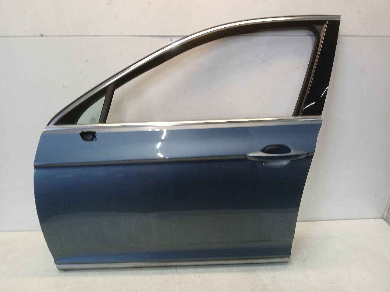 Portier links voor Volkswagen Passat, Onderdelen@venauto.nl, Van der Ven Autorecycling B.V., Gebruikt, Ettenseweg 76, 4706 PB Roosendaal, The Netherlands