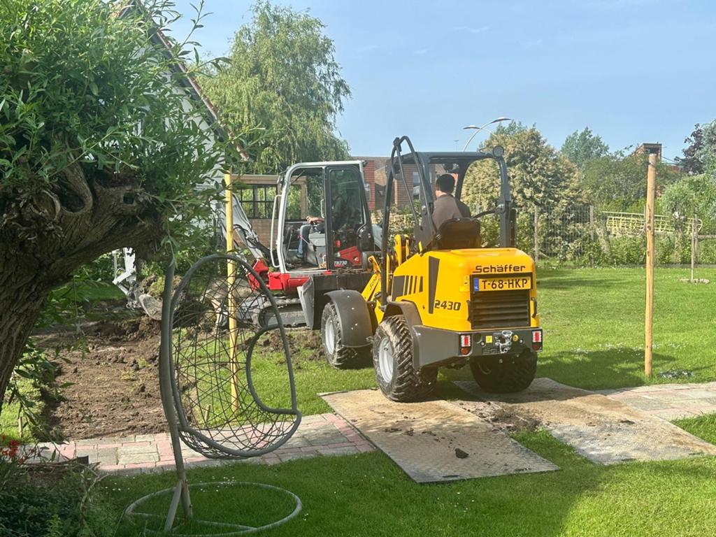 Foto 13 van Minigraver en minishovel met machinist,