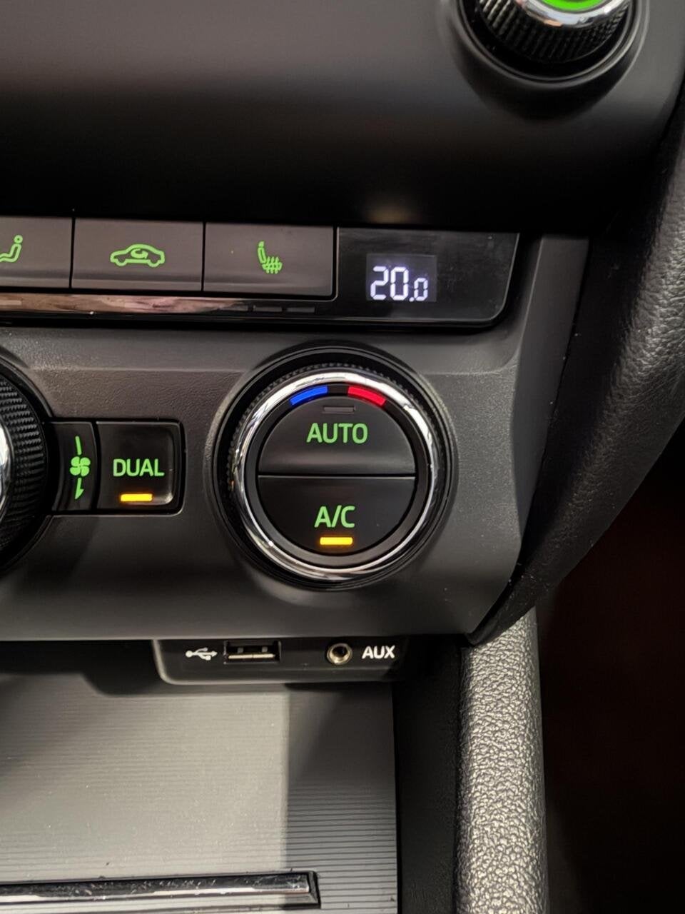 Skoda Octavia Combi 1.2 TSI Greentech Elegance, Auto's, Gebruikt, 4 cilinders, Zwart, 630 kg