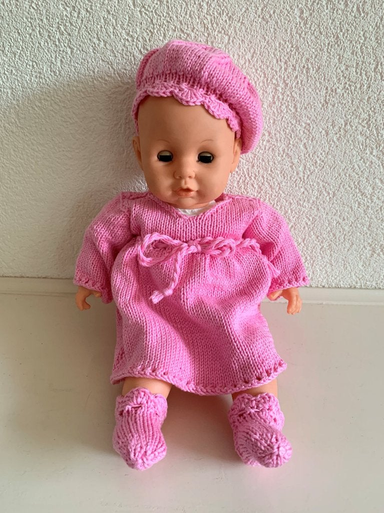 Gebreid Poppenjurkje met Baret en Sokjes - Popmaat ca. 35 cm, Ophalen of Verzenden, Nieuw, Babypop