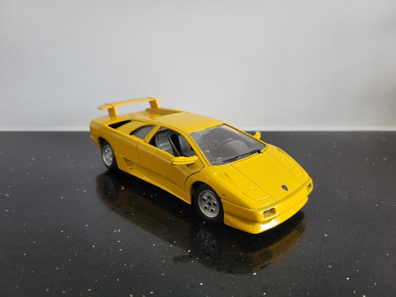 Lamborghini Diablo geel 1/24 Bburago, Ophalen of Verzenden, Zo goed als nieuw, Auto, Bburago