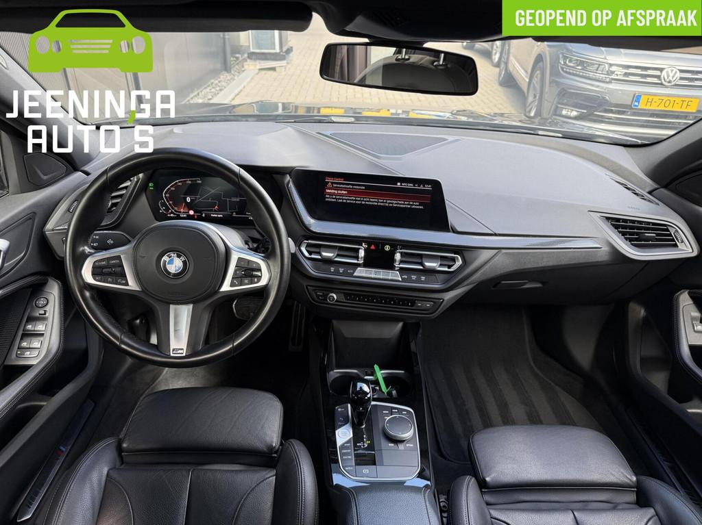 BMW 1-serie 118i M Sport Edition|Leer|Pano|Camera|AfnTrekhaa, Auto's, Gebruikt, Leder en Stof, Zwart, Origineel Nederlands
