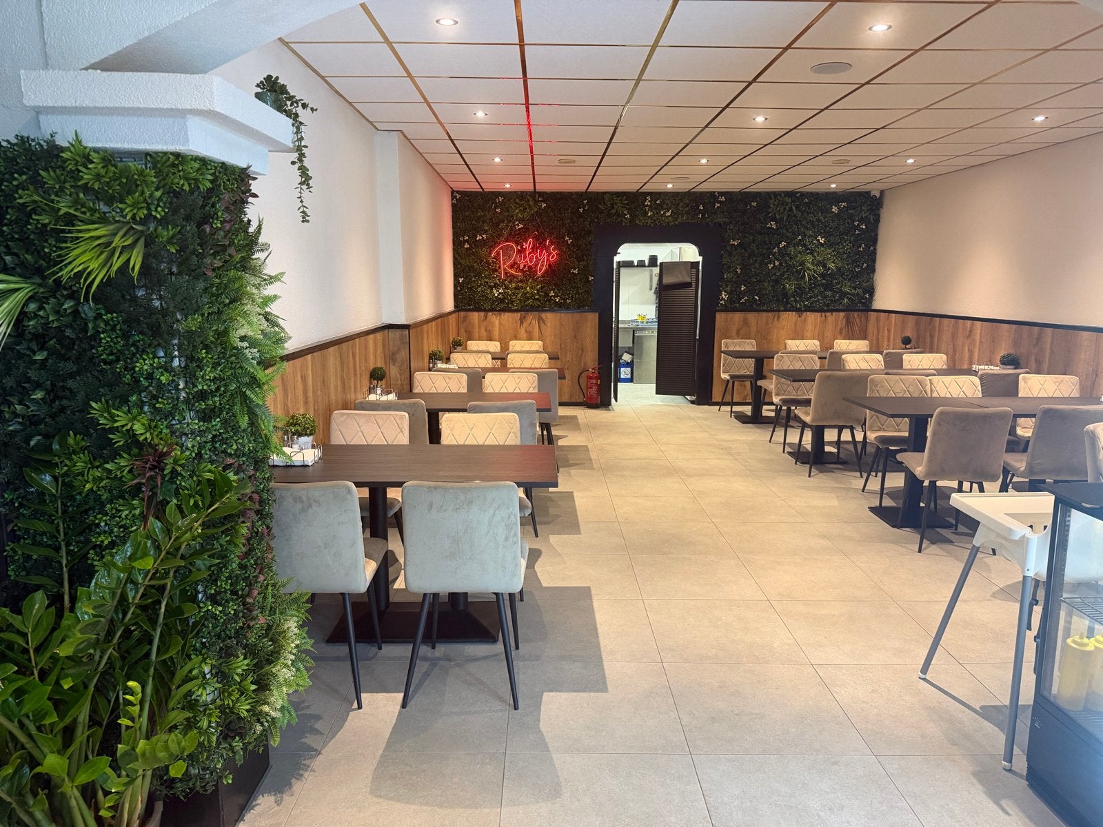 Restaurant/Cafetaria met complete inventaris. 50 zitplaatsen, Zakelijke goederen, Exploitaties en Overnames